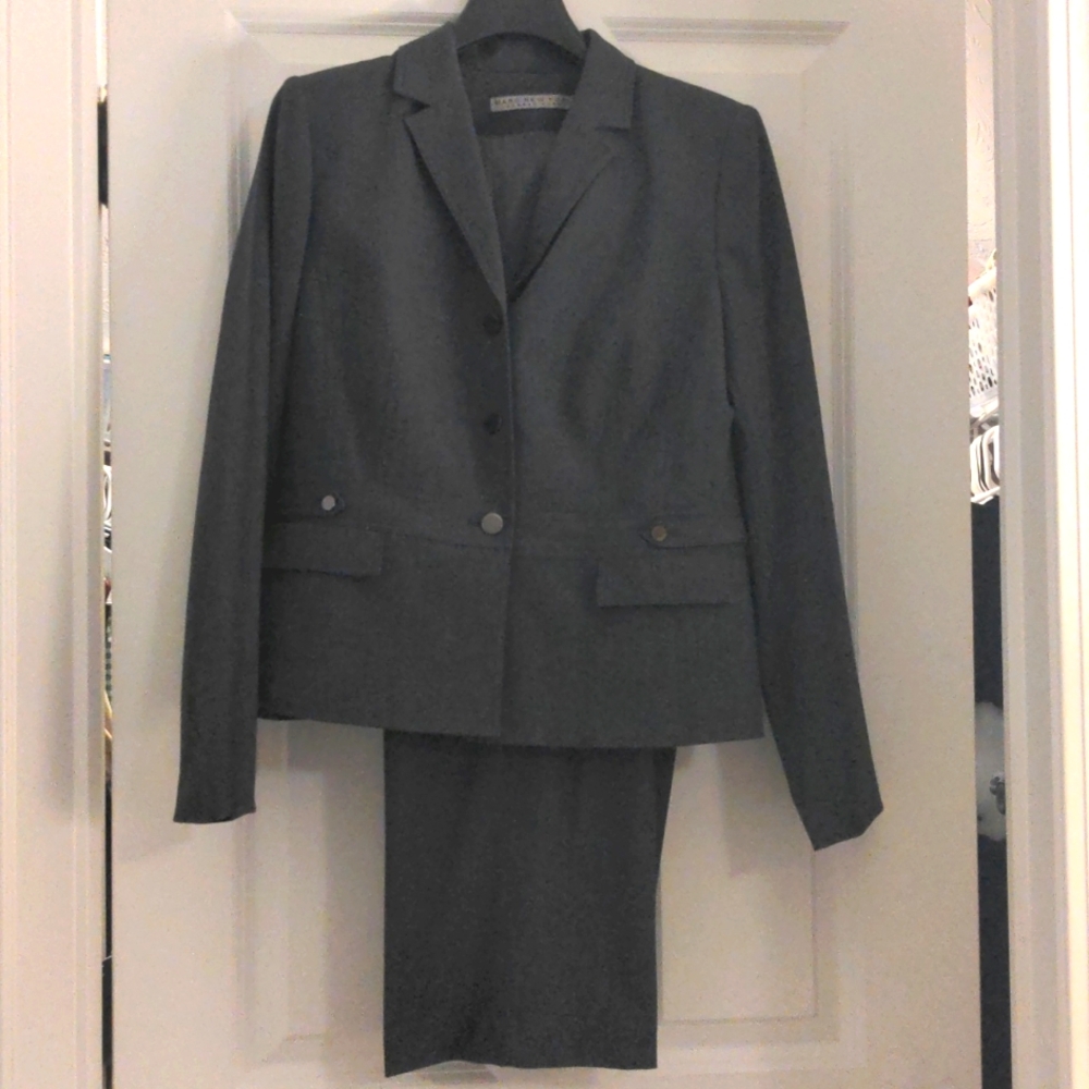 Pants suit